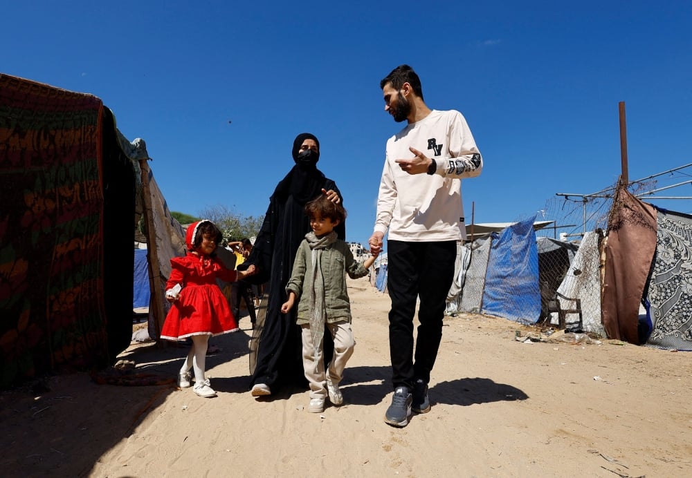 Palestinian journalist Shady Abu Sedo reunited with his wife and children in Khan Younis after 572 days in Israeli detention