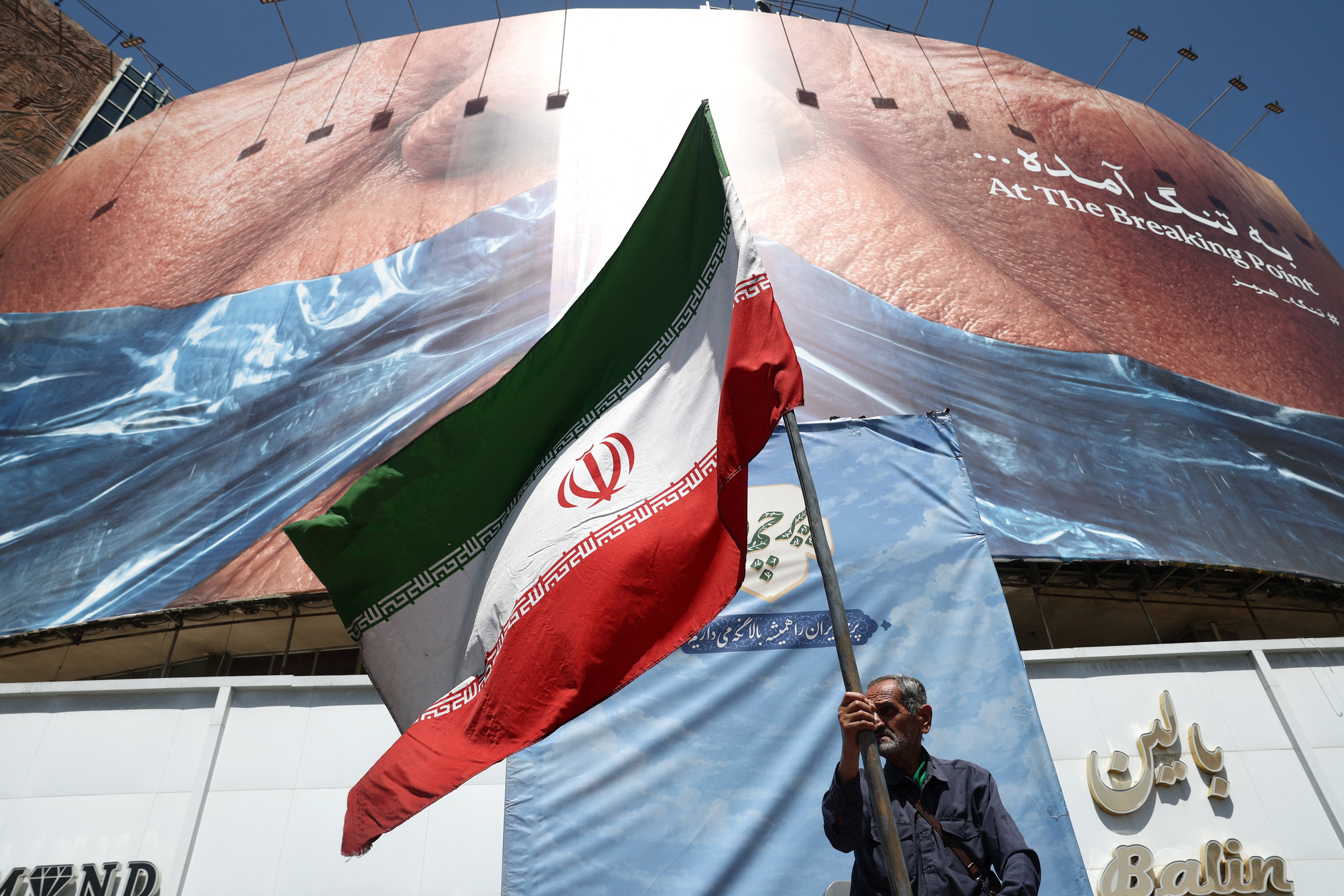 Anti-US billboard in Tehran showing Donald Trump and the Strait of Hormuz amid the US-Iran Gulf conflict