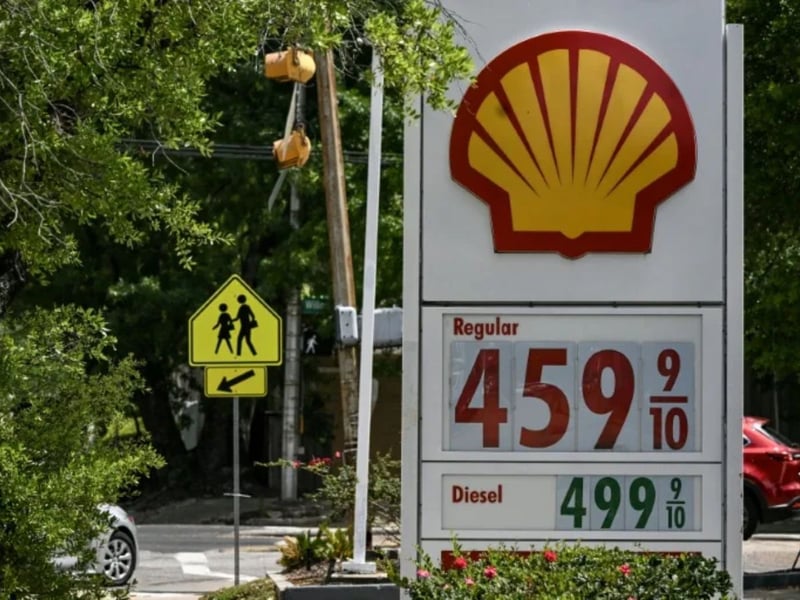 UK inflation remains at 2.8 percent as fuel prices rise and Bank of England monitors economic impact in 2026