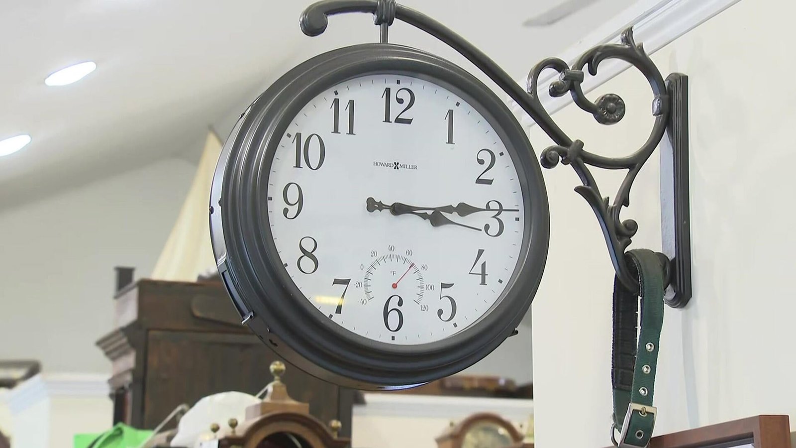 Clock showing time change related to daylight saving time legislation