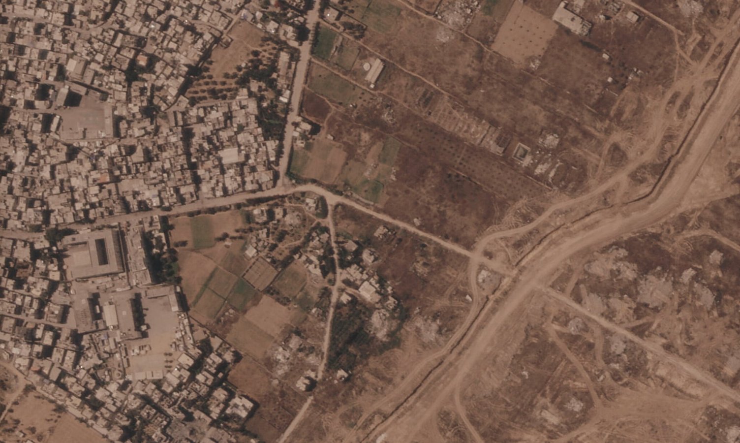 Satellite image showing Israel's earthen barrier cutting through central Gaza along the Yellow Line ceasefire boundary