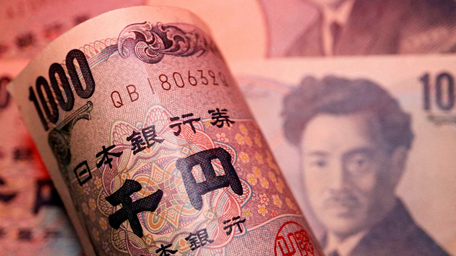 Japanese yen banknotes as investors reassess carry trade positions amid Bank of Japan rate hike signals