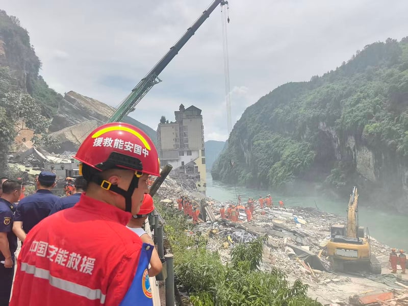 Rescue workers at the Pengshui landslide site in Chongqing searching for survivors