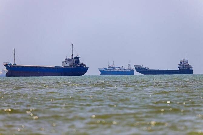 US airstrikes on Iran third round as Trump declares success and Iran closes the Strait of Hormuz