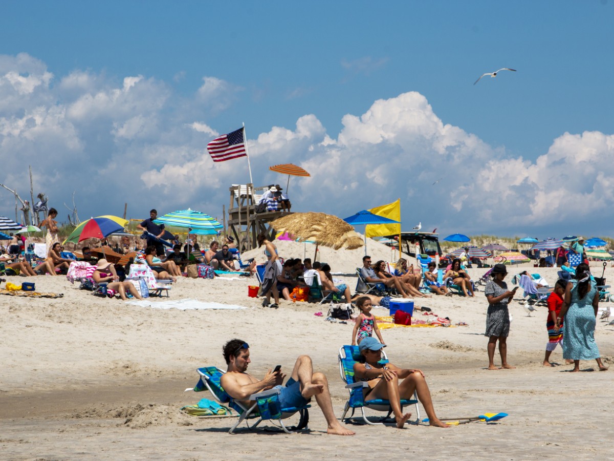 Beachgoers on Long Island beach on July 4 holiday weekend as Vibrio vulnificus bacteria detected in Hamptons estuaries