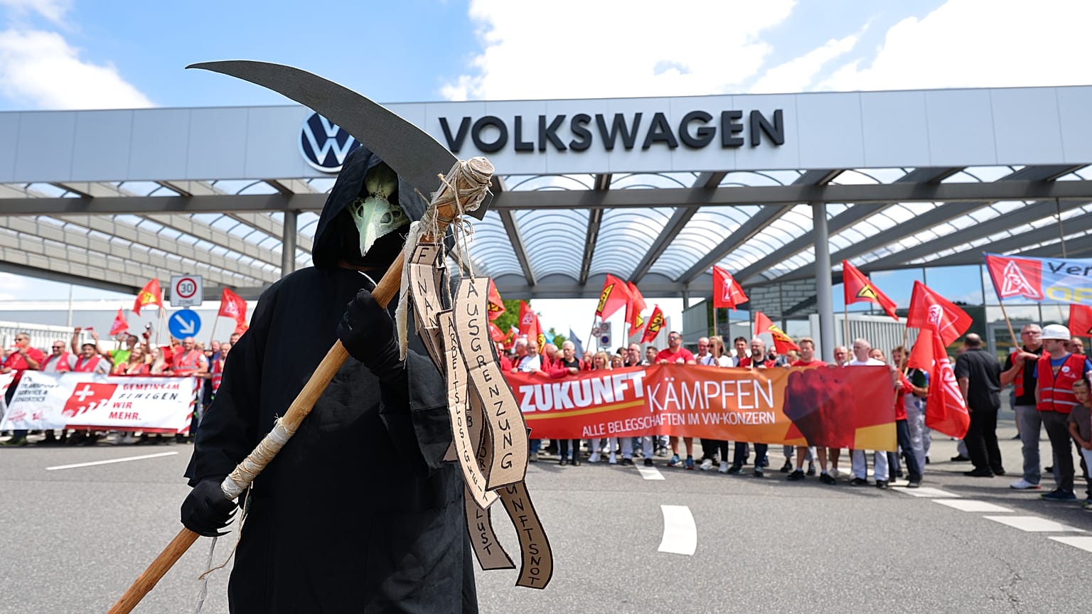 Volkswagen workers protest outside Zwickau plant against 100,000 job cuts plan
