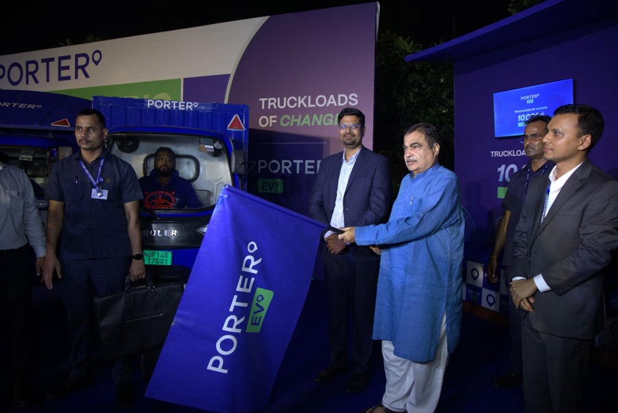 Hon'ble Union Minister Shri Nitin Gadkari Flags Off Porter's 10,000th Electric Truck in Delhi
