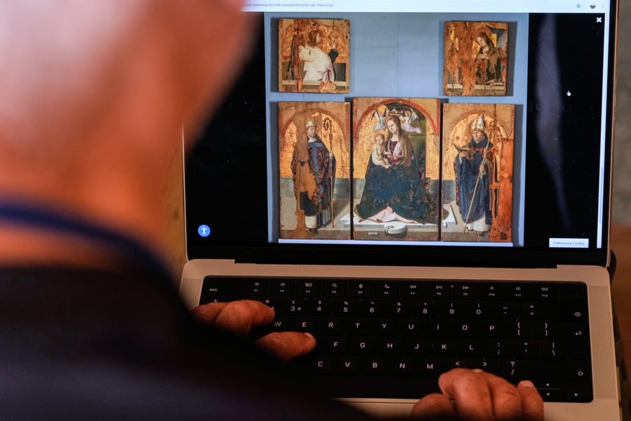 Journalist views Antonello da Messina San Gregorio Polyptych panels on MuMe Regional Museum website Messina Sicily
