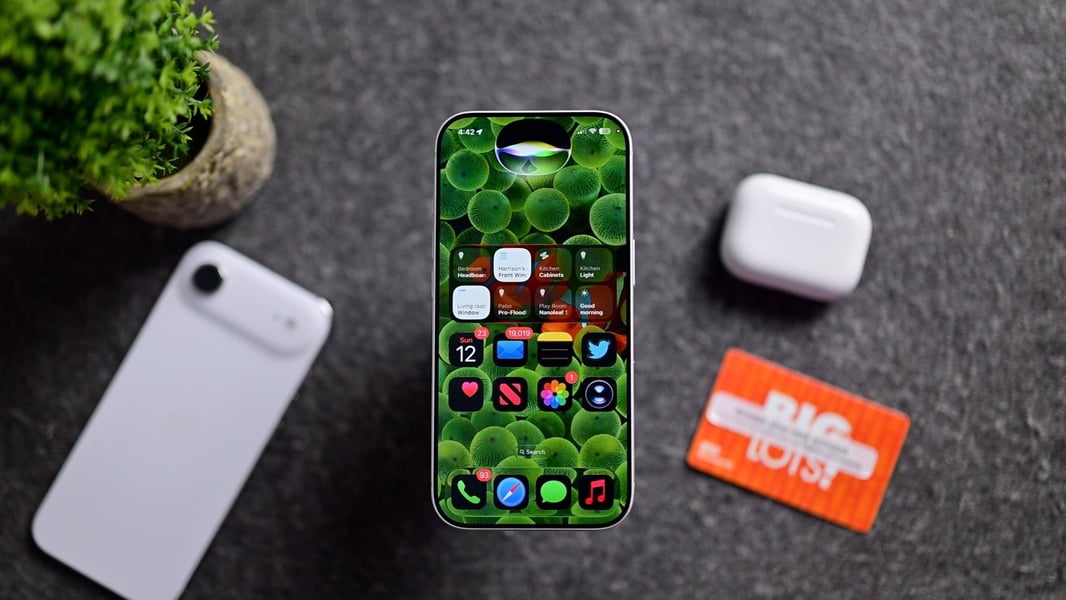 Apple Siri AI animation on iPhone home screen in iOS 27