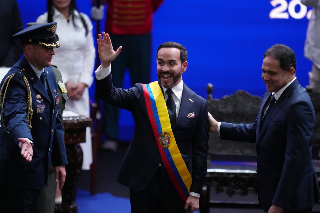Colombia's President Abelardo de la Espriella receives the presidential sash during his inauguration at the Pichincha Battalion in Cali