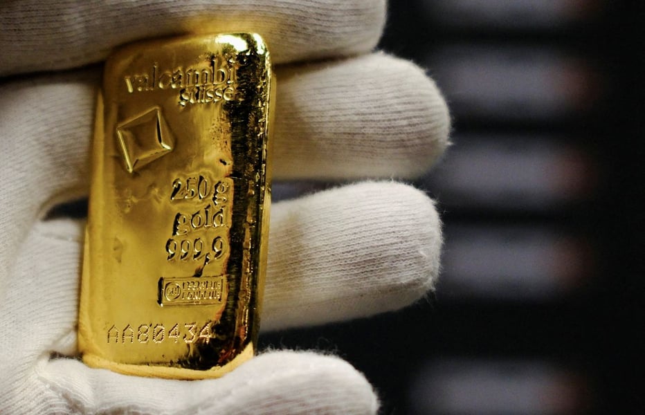 Gold bars and Comex market representing gold price per ounce on August 31 2026
