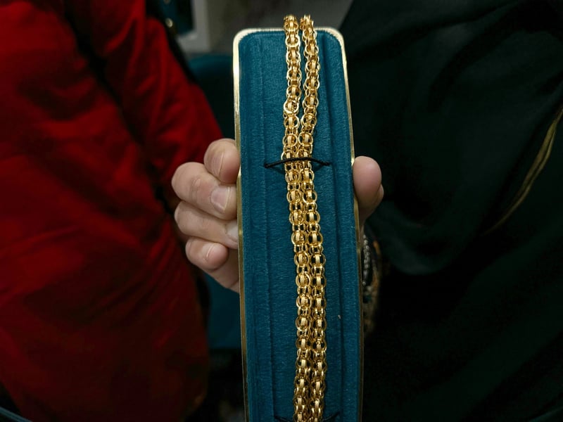 A one gram gold chain in a jeweller's box, the lighter option Indian buyers turn to when the gold rate today rises
