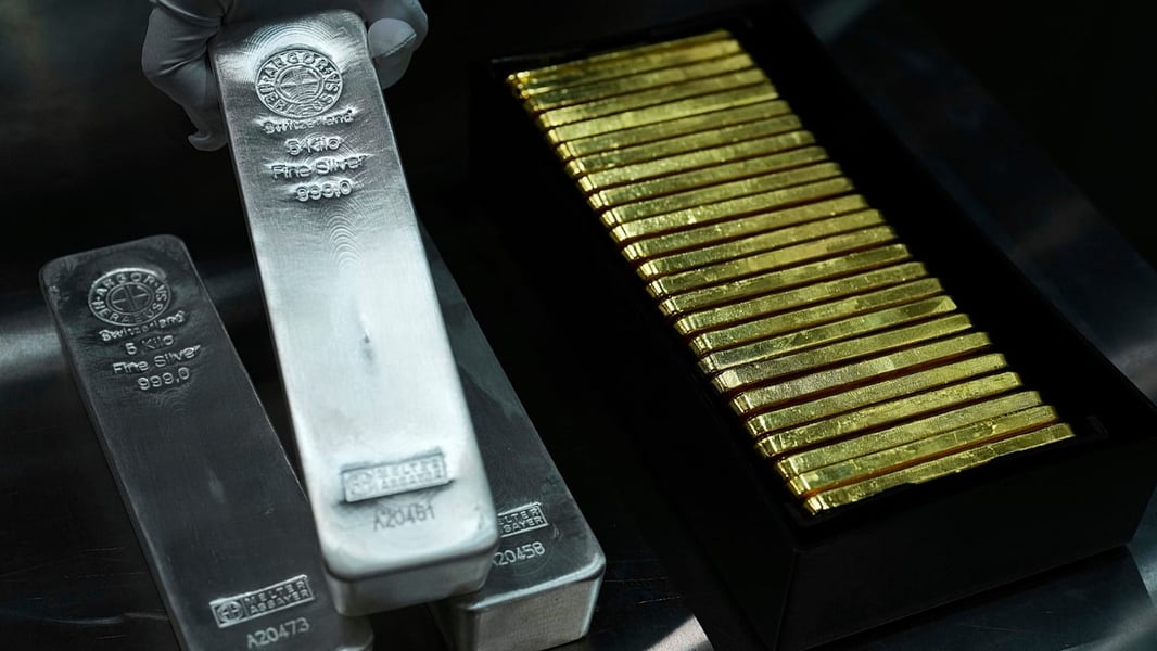 One kilogram gold and silver bars of 999.9 purity in a vault, the bullion form behind the 24 carat gold rate today
