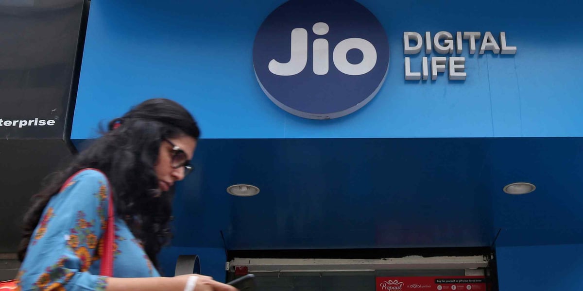 India mobile phone users, the subscriber base behind the telecom sector ARPU recovery