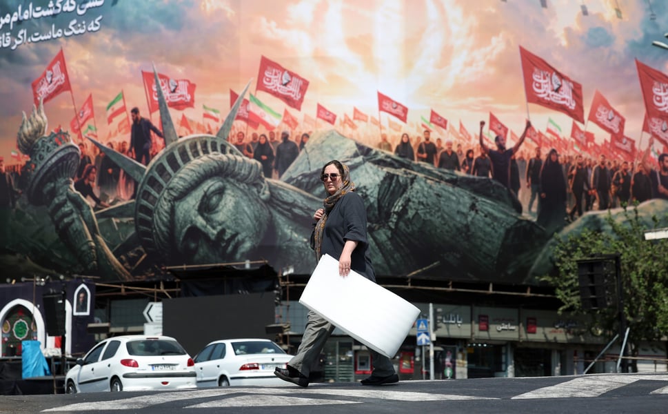 Anti-US billboard in Tehran as Iran-US ceasefire MoU expires Monday