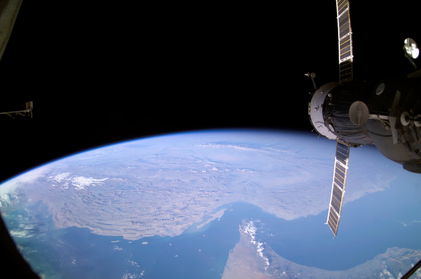 Persian Gulf, Strait of Hormuz, and Iran's southern coastline as seen from the International Space Station during Expedition 8