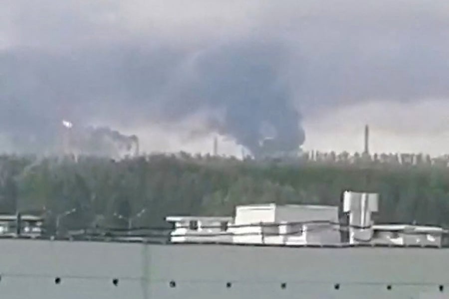 Smoke rising from Nizhnekamsk Taneco oil refinery after Ukrainian drone strike, August 10 2026