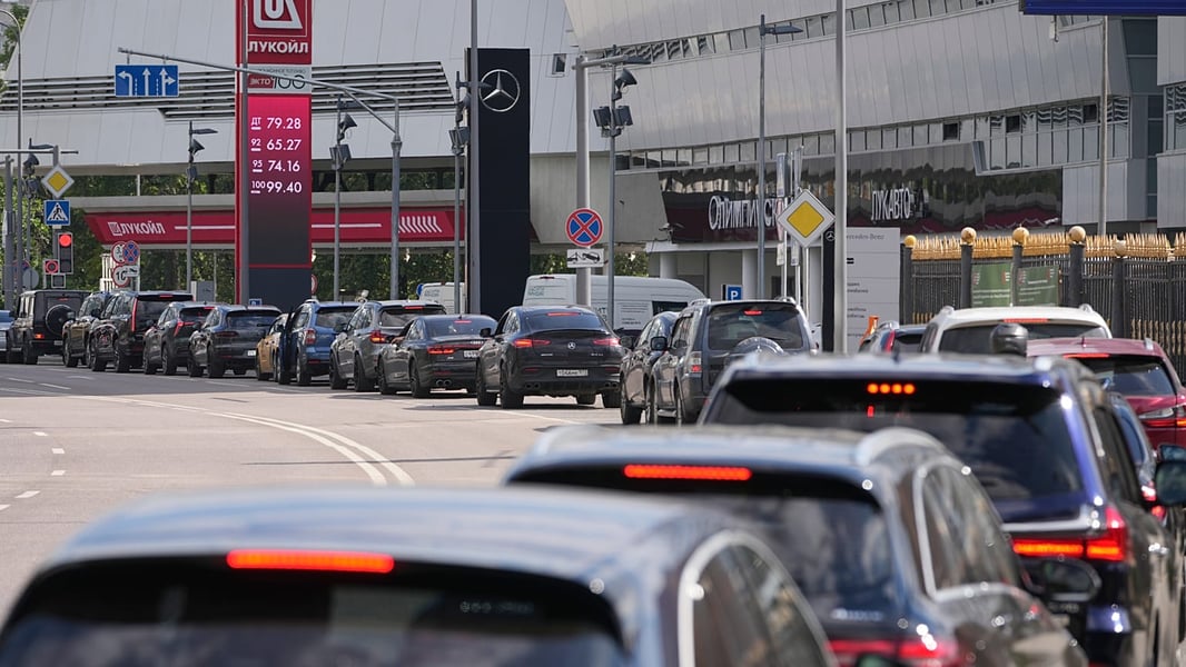 Queue of cars at a Moscow petrol station during Russia's fuel crisis August 2026 as petrol availability falls to 28 percent of stations nationwide