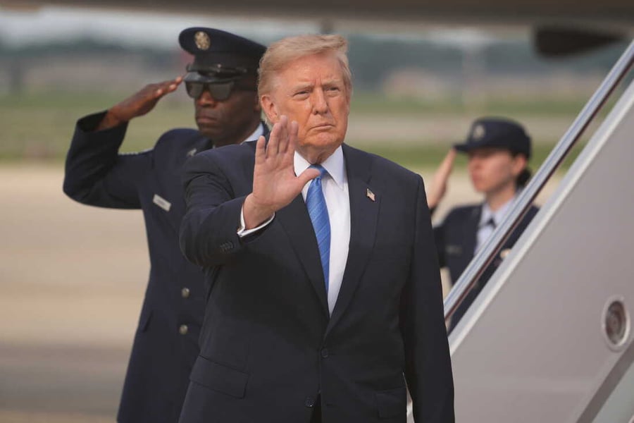 President Trump waves after arriving off Air Force One at Joint Base Andrews, August 28, 2026
