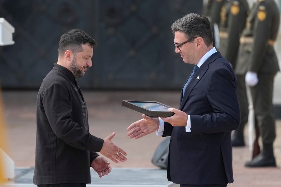 UK Prime Minister Andy Burnham shakes hands with Ukrainian President Volodymyr Zelenskyy in Kyiv during Ukraine Independence Day 2026