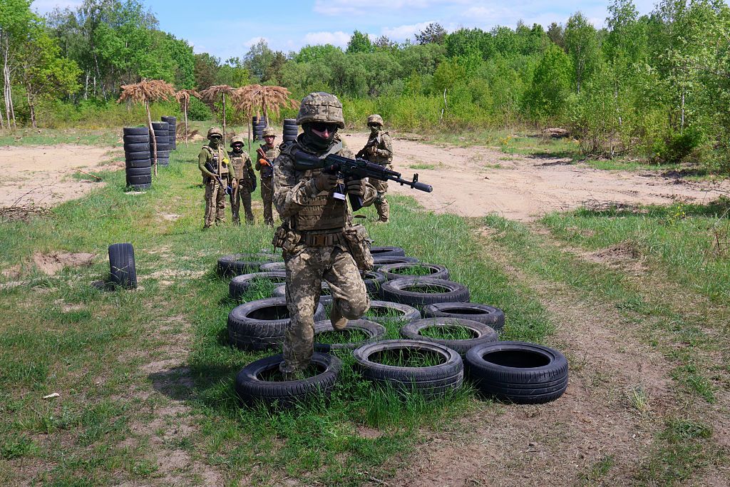 Ukrainian servicemen during military training exercises US arms support USAI Biden Trump