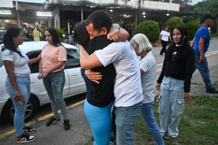 Released political prisoners reunite with families outside El Rodeo I prison Venezuela August 2026