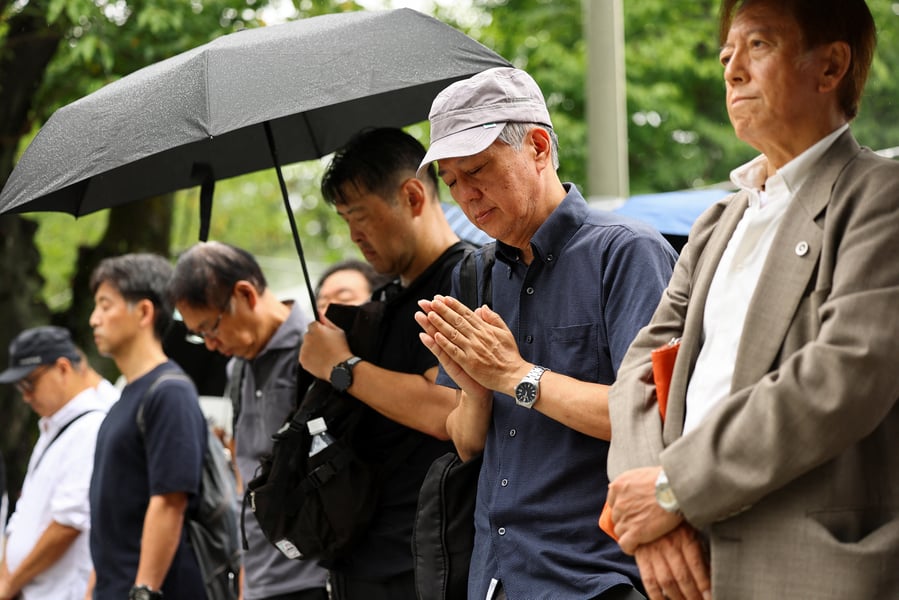 Visitors pay tribute at Yasukuni Shrine Tokyo Japan WWII anniversary 2026