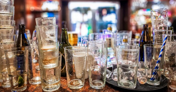 Drinks lined up at a bar, illustrating the decline in US alcohol consumption since the COVID-19 pandemic
