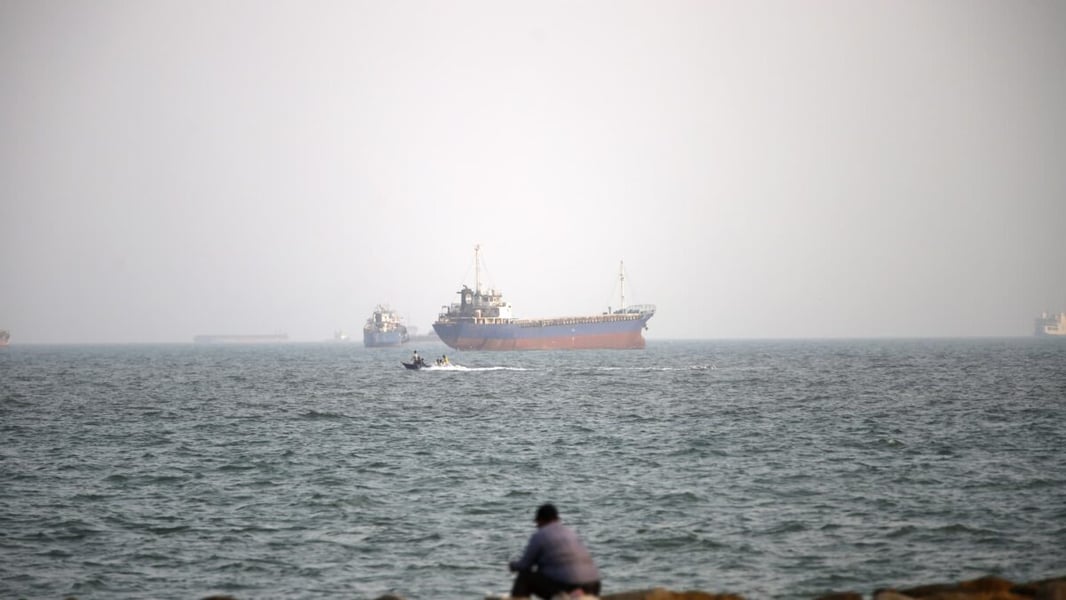 Oil traders at a trading desk monitoring crude oil prices as Iran's foreign minister proposes reopening the Strait of Hormuz