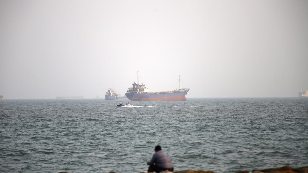 Oil traders at a trading desk monitoring crude oil prices as Iran's foreign minister proposes reopening the Strait of Hormuz