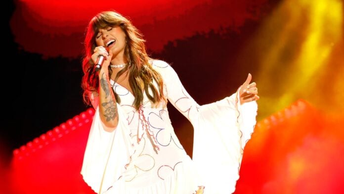 Ella Langley performs live as Choosin Texas breaks Billboard Hot 100 all-time record