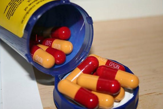 Antibiotic pills and capsules representing the antimicrobial resistance crisis addressed by India's CDSCO advisory