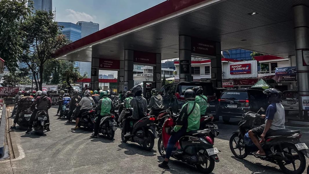 Fuel station in Indonesia amid shortages and long queues in Makassar