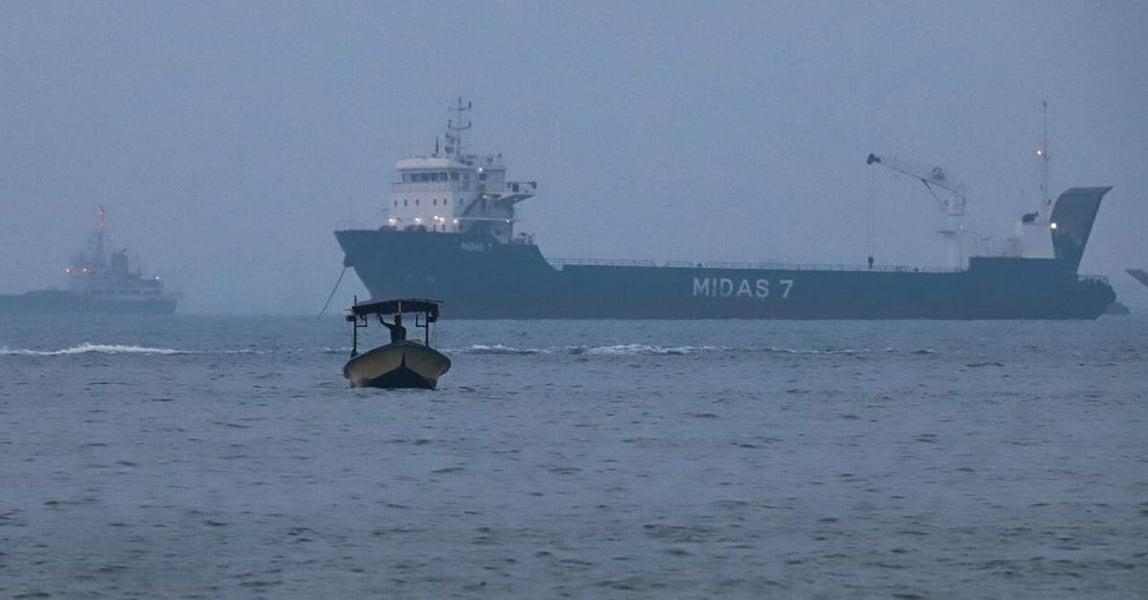 Tanker in the Strait of Hormuz as Iran-Gulf shipping talks collapse following US nuclear-only demand