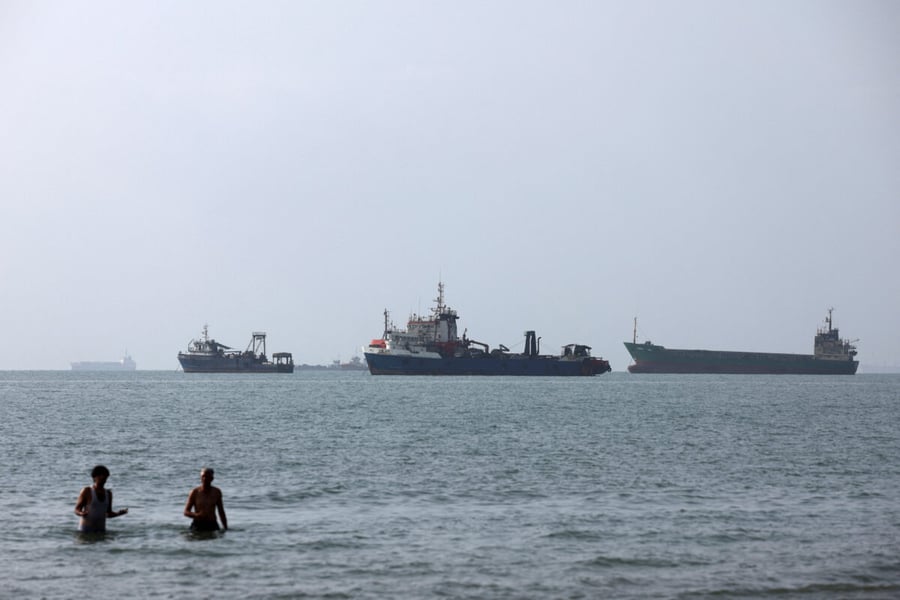 Oil tanker near the Strait of Hormuz as Iran shipping restrictions drove Goldman Sachs trading revenues in September 2026