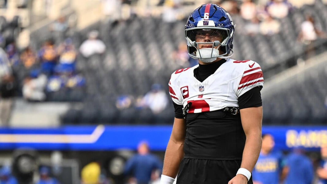 Jaxson Dart helped off SoFi Stadium field after left knee MCL injury in first quarter Monday Night Football Giants vs Rams 2026