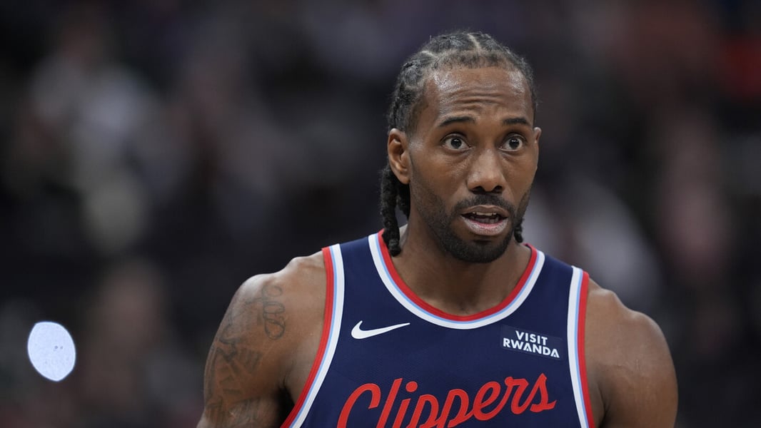Kawhi Leonard on court during NBA game as Raptors contract extension talks progress