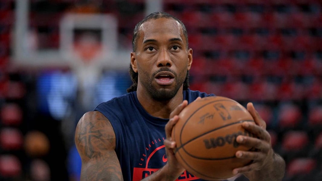Kawhi Leonard in a Los Angeles Clippers uniform before his trade to the Toronto Raptors