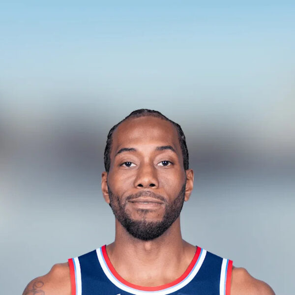 Kawhi Leonard in Toronto Raptors uniform after agreeing to $115 million extension