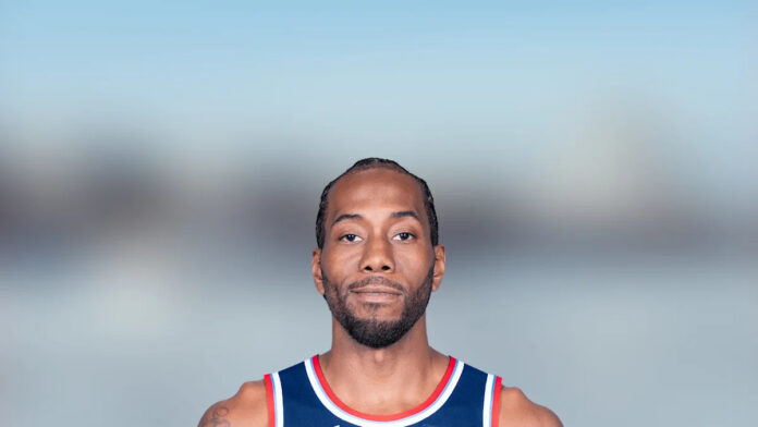 Kawhi Leonard in Toronto Raptors uniform after agreeing to $115 million extension