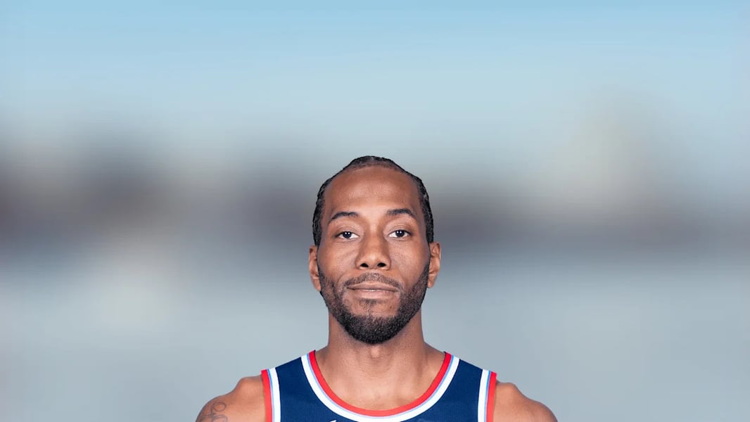 Kawhi Leonard in Toronto Raptors uniform after agreeing to $115 million extension