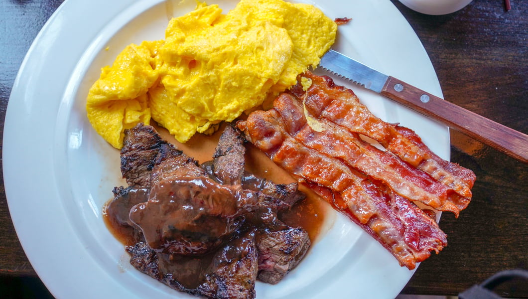 Low carbohydrate breakfast plate with eggs and vegetables, representative of the dietary approaches studied in the Washington University clinical trial