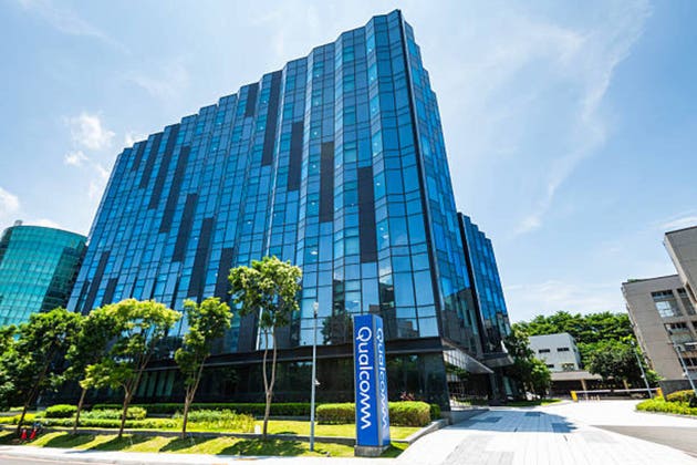 Qualcomm headquarters signage representing its 5G patent license renewal with Apple in 2027