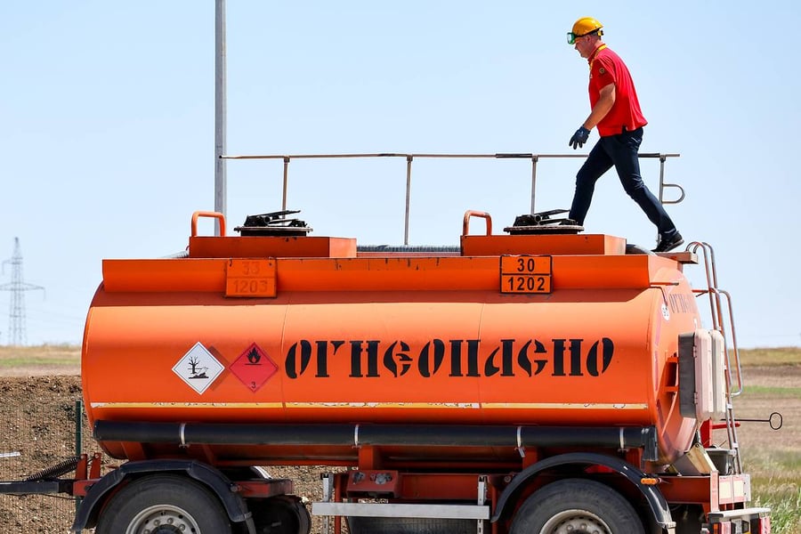 Russian oil refinery amid the diesel export ban and record crack spread in 2026