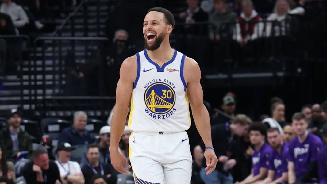 Stephen Curry of the Golden State Warriors gesturing during a game as he commits to finishing his NBA career with the franchise in 2026