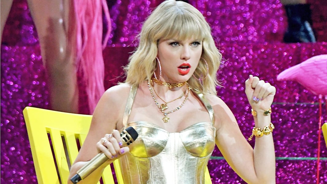 Taylor Swift performing at the MTV Video Music Awards
