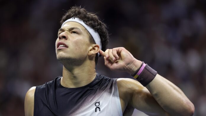 Alexander Zverev celebrates winning the US Open 2026 title at Arthur Ashe Stadium