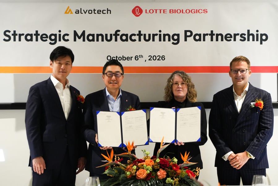 Alvotech and LOTTE Biologics signing ceremony to commemorate the formation of a strategic manufacturing agreement on October 6, 2026