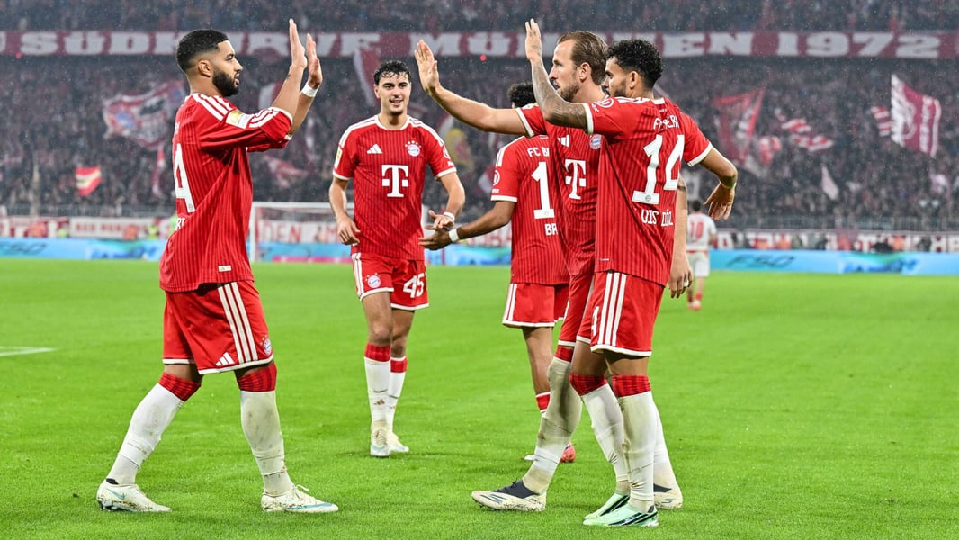 Harry Kane and Luis Diaz celebrate with Bayern Munich teammates in front of the Suedkurve at the Allianz Arena during the match against RB Leipzig