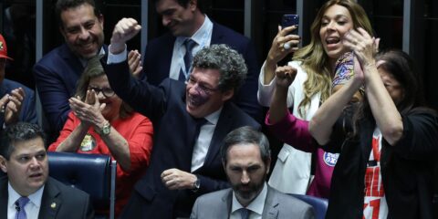 Senators in the Brazilian Senate raise fists and applaud after the vote ending the 6x1 work schedule